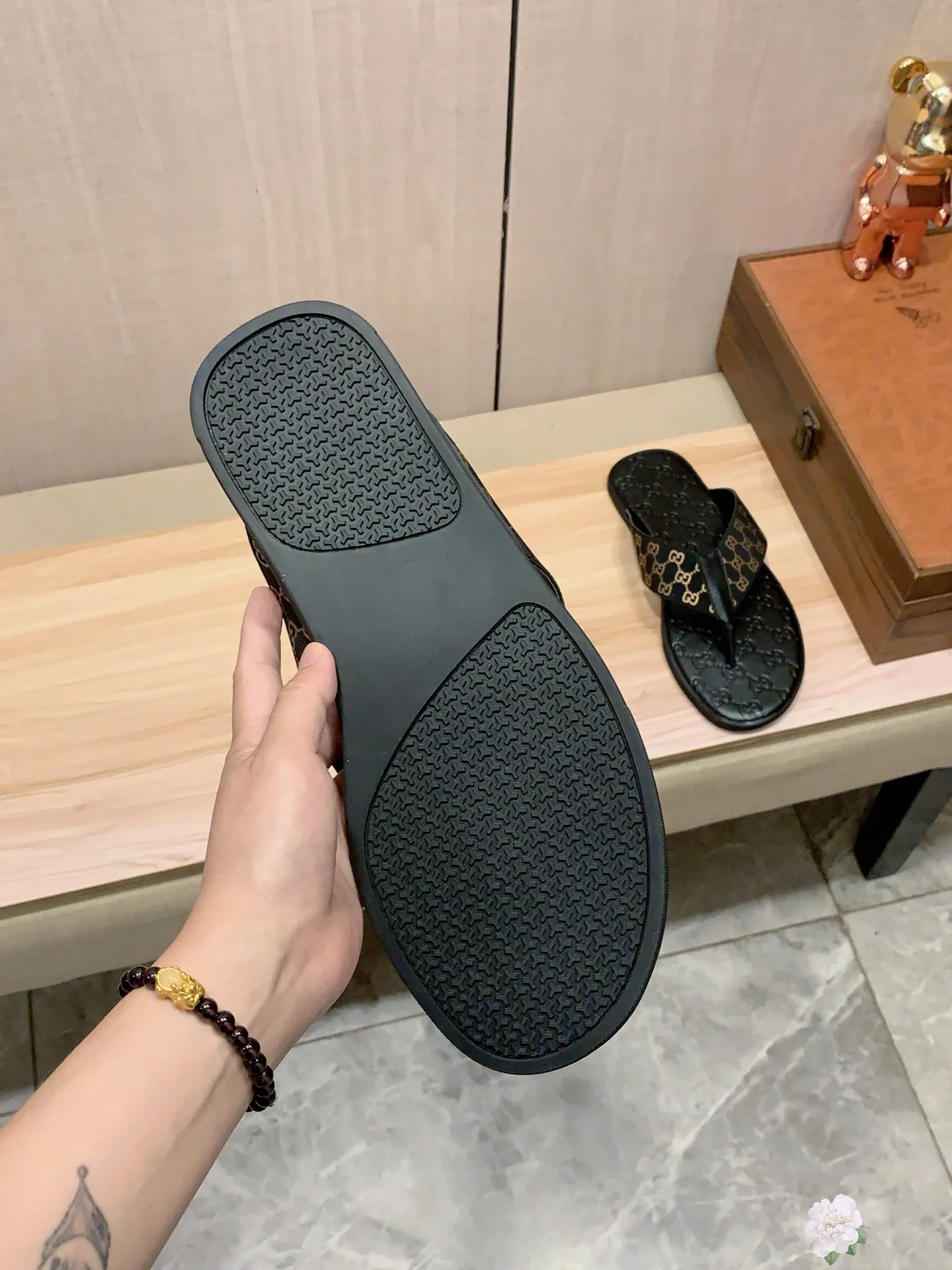 Slippers: New model: Factory price: 260💰💰🎩🎩🔥🔥《 Gucci* 》Series of slippers top purchasing agent🔍🔍Sold at the same time for men, original Italian imported webbing made of selected cowhide, exquisite workmanship,), sole: (super comfortable) original factory special sole, ⚠️exclusive double-layer movable molded sole super comfortable⚠️, real shot🎬the real thing is more beautiful🔍🔍266 regular code 38-44, can be ordered 45.